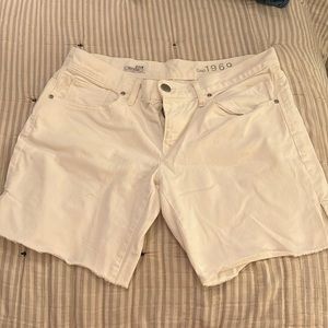 White 1969 boyfriend shorts, size 27/4. Excellent condition.